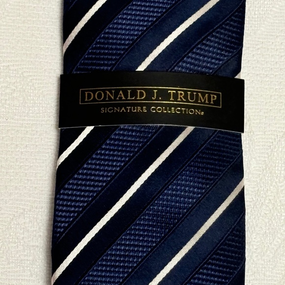 ELEGANT DONALD TRUMP SIGNATURE COLLECTION BLUE BLACK AND WHITE STRIPE DRESS TIE - Picture 2 of 5